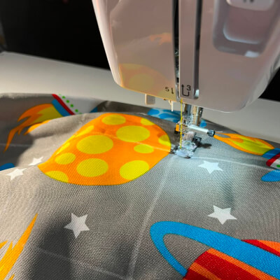 Cosiendo las líneas de la cuadrícula en la máquina de coser